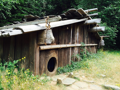 Redwood plank house © Phil Albers