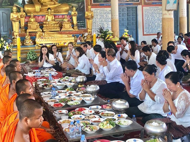 Cambodians cellebrating Pchum ben