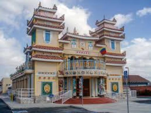 The temple’s design mimics those built in Vietnam, and combines many of the characteristics of Catholic cathedrals (such as a nave and apse) with the nine ascending levels of Buddhist pagodas, as well as aspects of the religious architecture associated with Taoism and ancestral temples.
