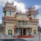 The temple’s design mimics those built in Vietnam, and combines many of the characteristics of Catholic cathedrals (such as a nave and apse) with the nine ascending levels of Buddhist pagodas, as well as aspects of the religious architecture associated with Taoism and ancestral temples.